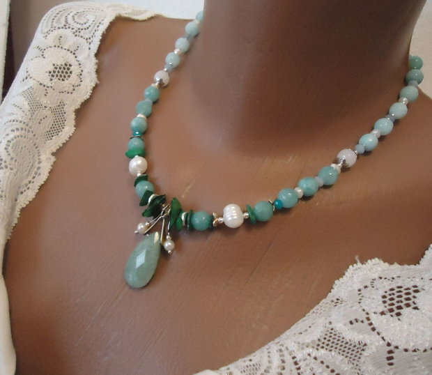 Colier unicat la baza gatului, agate fatetate albastru/alb, gradient bleu