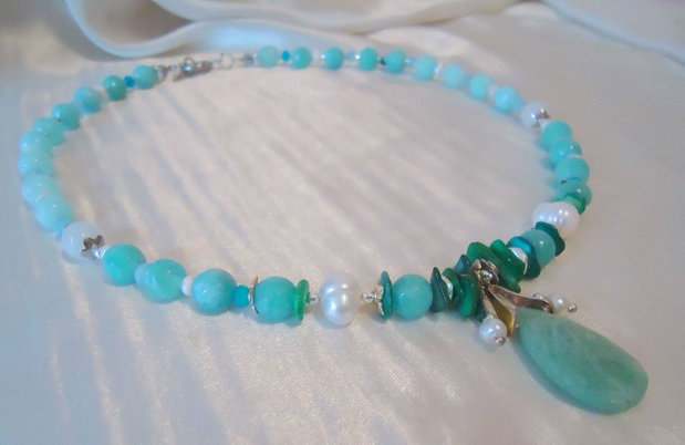 Colier unicat la baza gatului, agate fatetate albastru/alb, gradient bleu