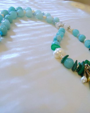 Colier unicat la baza gatului, agate fatetate albastru/alb, gradient bleu