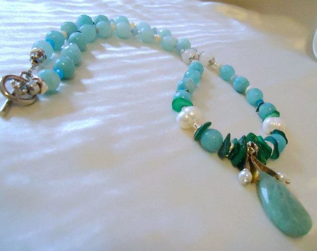 Colier unicat la baza gatului, agate fatetate albastru/alb, gradient bleu