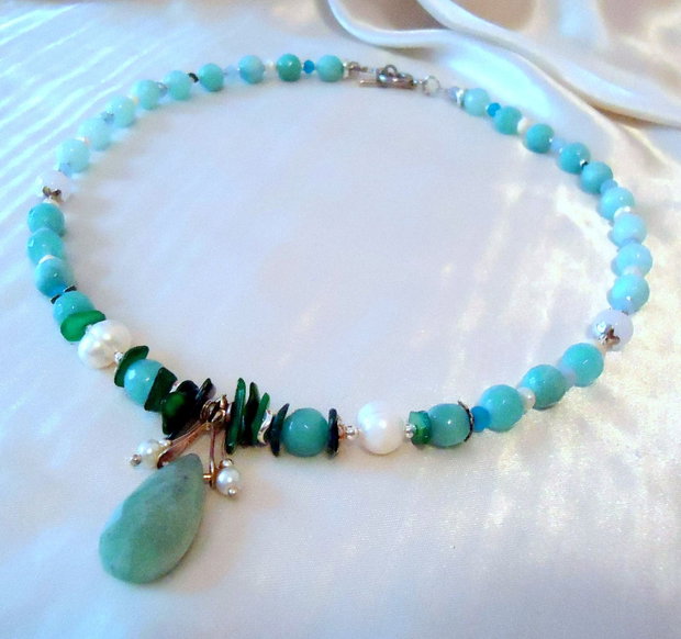 Colier unicat la baza gatului, agate fatetate albastru/alb, gradient bleu