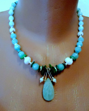 Colier unicat la baza gatului, agate fatetate albastru/alb, gradient bleu
