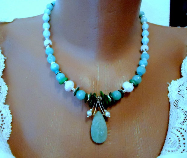 Colier unicat la baza gatului, agate fatetate albastru/alb, gradient bleu
