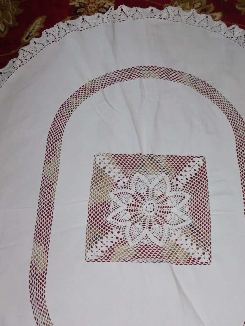 Fata  de masa, alba,  dantele,  vintage,  ovala,  neutilizata, dantele   lucrate  manual si aplicate,