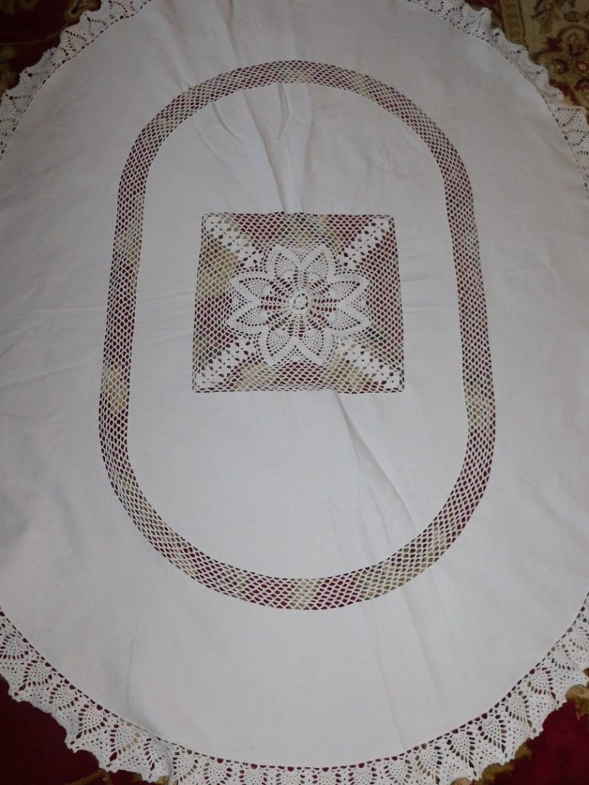 Fata  de masa, alba,  dantele,  vintage,  ovala,  neutilizata, dantele   lucrate  manual si aplicate,