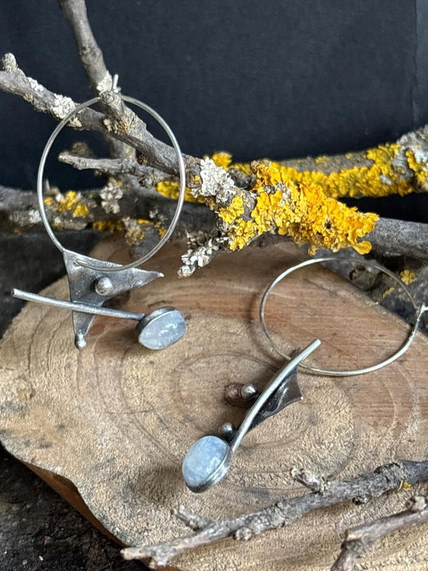 Cercei asimetrici si lungi din argint 925 oxidat si moonstone