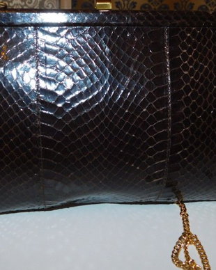 Poseta vintage  piele sarpe, plic sau de umar, lantisor umar foarte elegant. Captusita cu   matase  maro, inchidere   clapeta  centrala. Eleganta, piele sarpe   calitate extra,