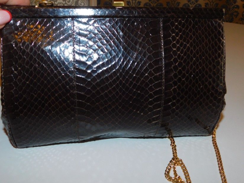 Poseta vintage piele sarpe, plic sau de umar, lantisor umar foarte elegant. Captusita cu matase maro, inchidere clapeta centrala. Eleganta, piele sarpe calitate extra,