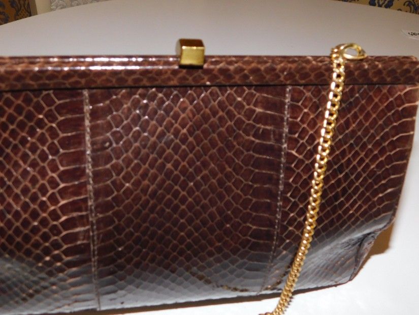 Poseta vintage piele sarpe, plic sau de umar, lantisor umar foarte elegant. Captusita cu matase maro, inchidere clapeta centrala. Eleganta, piele sarpe calitate extra,