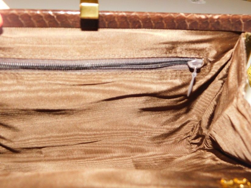 Poseta vintage piele sarpe, plic sau de umar, lantisor umar foarte elegant. Captusita cu matase maro, inchidere clapeta centrala. Eleganta, piele sarpe calitate extra,