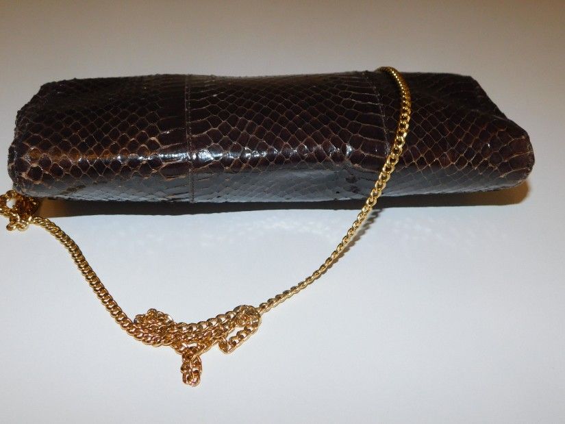 Poseta vintage piele sarpe, plic sau de umar, lantisor umar foarte elegant. Captusita cu matase maro, inchidere clapeta centrala. Eleganta, piele sarpe calitate extra,