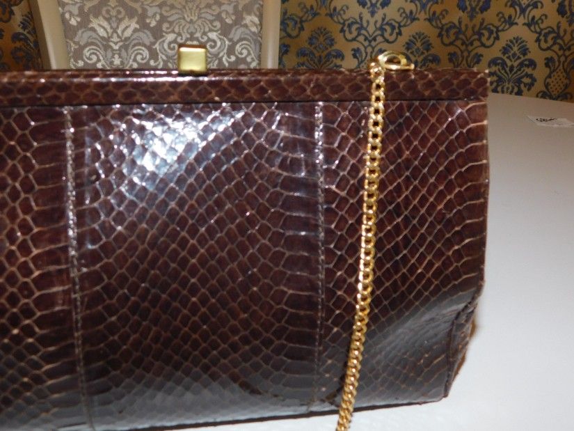 Poseta vintage piele sarpe, plic sau de umar, lantisor umar foarte elegant. Captusita cu matase maro, inchidere clapeta centrala. Eleganta, piele sarpe calitate extra,