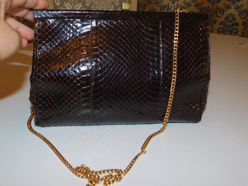 Poseta vintage piele sarpe, plic sau de umar, lantisor umar foarte elegant. Captusita cu matase maro, inchidere clapeta centrala. Eleganta, piele sarpe calitate extra,