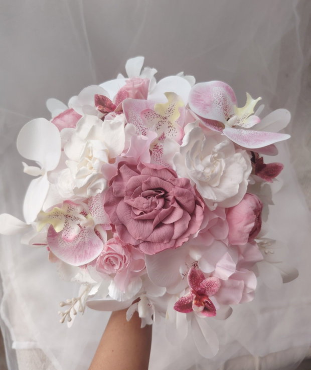 Buchet de mireasa mix orhidee, bujori, gardenie, hortensie, eucalipt și trandafiri cruogenati