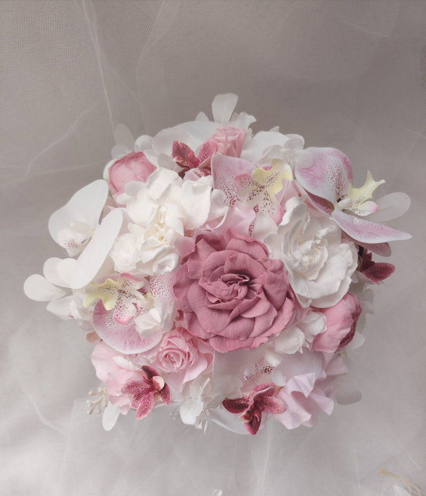 Buchet de mireasa mix orhidee, bujori, gardenie, hortensie, eucalipt și trandafiri cruogenati