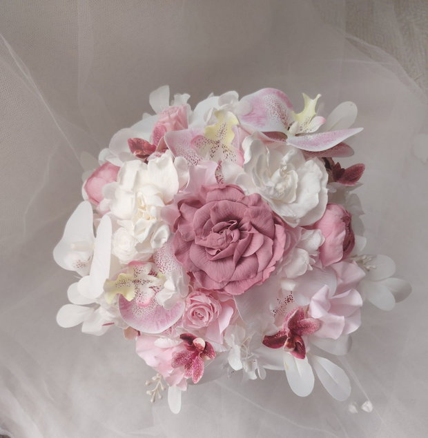 Buchet de mireasa mix orhidee, bujori, gardenie, hortensie, eucalipt și trandafiri cruogenati