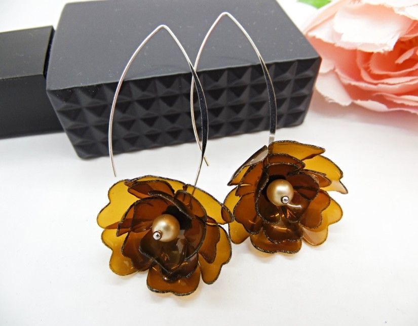 Cercei eleganți lungi flori chihlimbar - bijuterii din plastic reciclat, oțel inox și perle (cod1471)