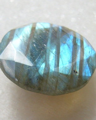 Labradorit gema aprox 19.5x6 mm