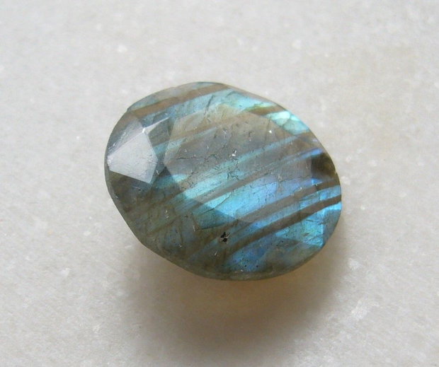Labradorit gema aprox 19.5x6 mm