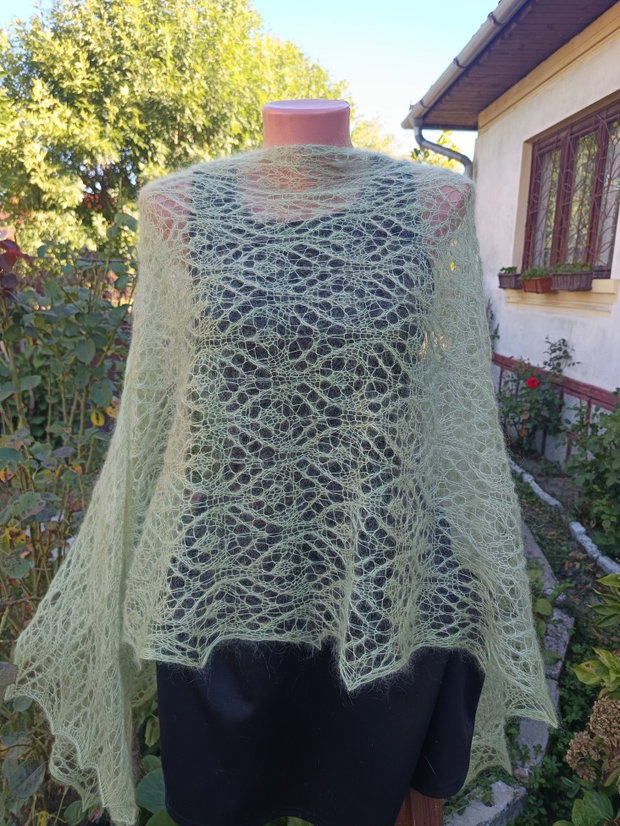 Eșarfă verde din mohair cu mătase, tricotată manual