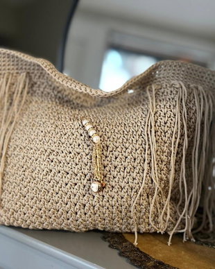 Geantă de mană cu model franjurat si accesoriu bijuterie