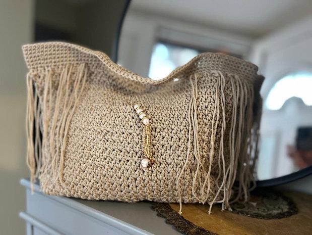Geantă de mană cu model franjurat si accesoriu bijuterie