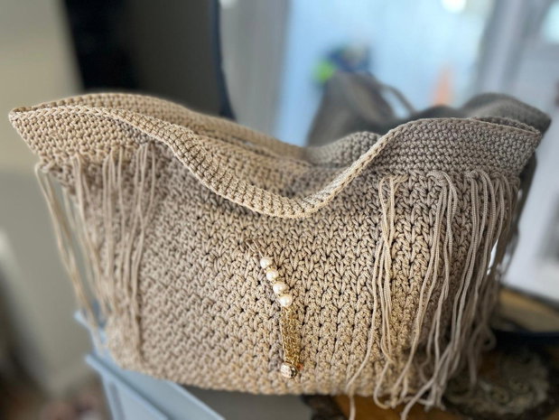 Geantă de mană cu model franjurat si accesoriu bijuterie
