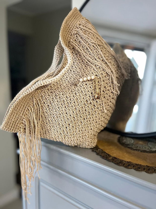 Geantă de mană cu model franjurat si accesoriu bijuterie