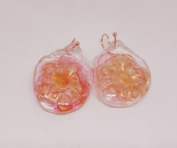 Cercei atarnatori, lacrima, din sticlă, cu impresiune floare, pictată cu roz