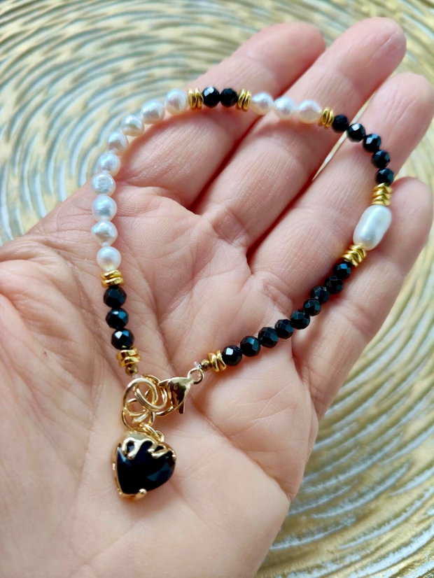Bratara perle baroc albe marunte, spinel negru & inima neagra
