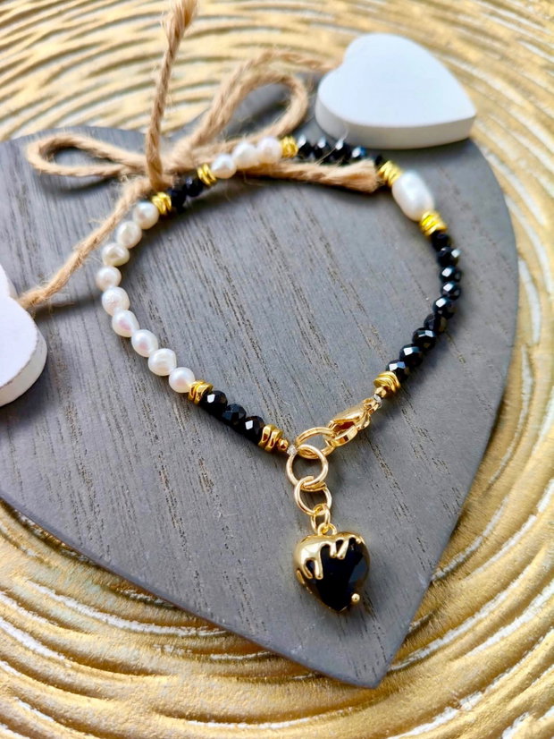 Bratara perle baroc albe marunte, spinel negru & inima neagra