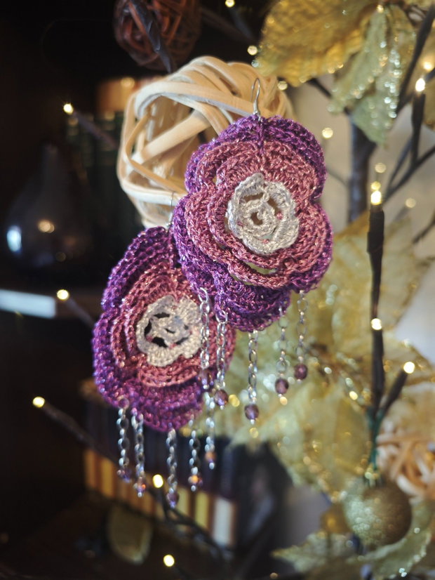 Cercei unicat Boho lungi mov lila croșetați cu fir lurex, lanț și cristale Swarovski