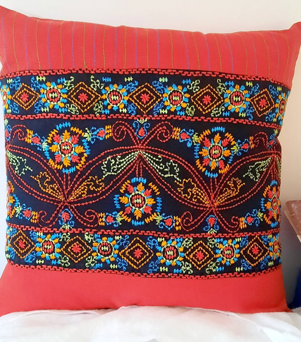 Față de pernă cu roșu