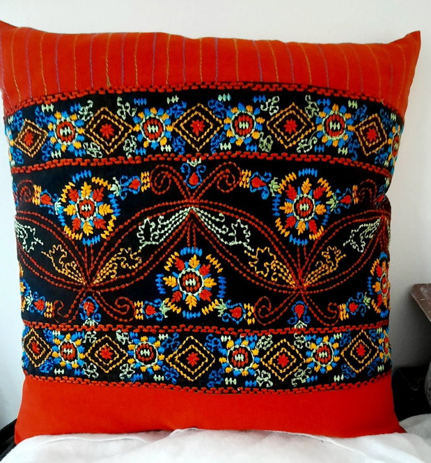 Față de pernă cu roșu