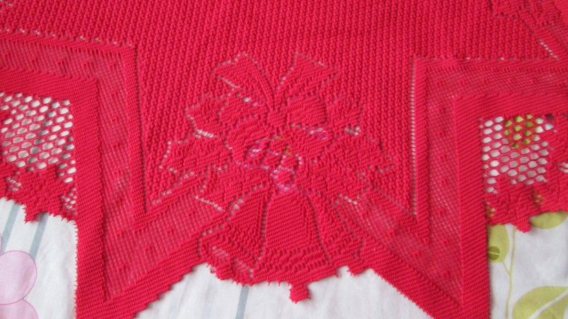 fata de masa rosie decorativa