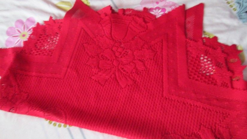 fata de masa rosie decorativa