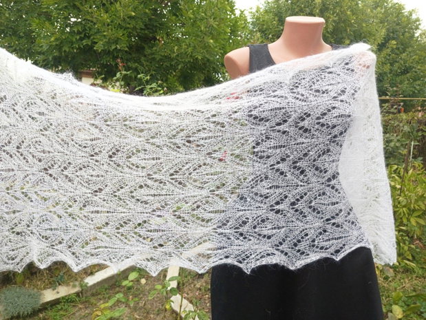 Eșarfă alba din mohair cu mătase, tricotată manual
