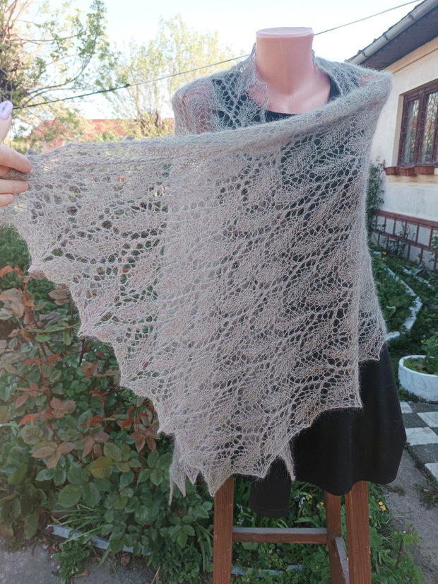 Eșarfă bej din mohair cu mătase  tricotată manual