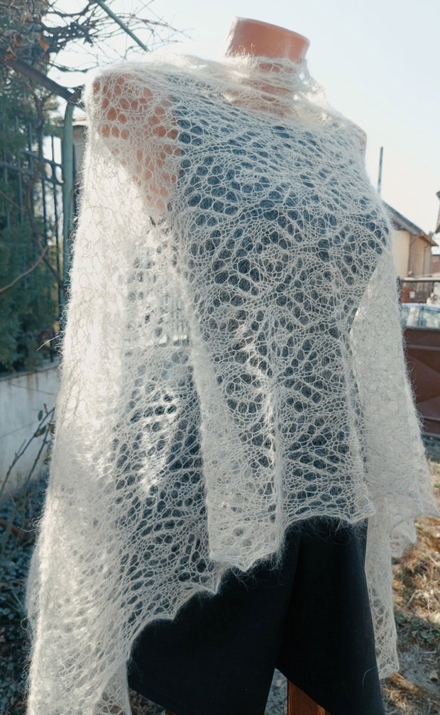 Eșarfă verde pal din mohair cu mătase, tricotată manual