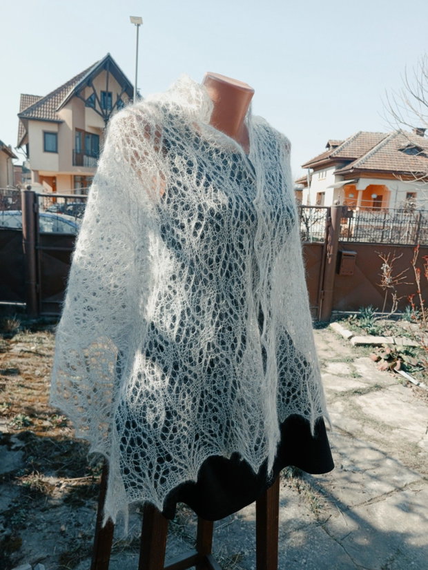 Eșarfă verde pal din mohair cu mătase, tricotată manual