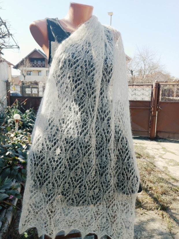 Eșarfă verde pal din mohair cu mătase, tricotată manual