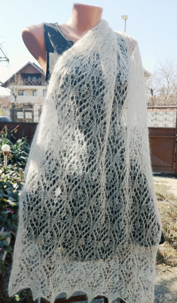Eșarfă verde pal din mohair cu mătase, tricotată manual