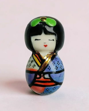 Brosa kokeshi portelan pictat