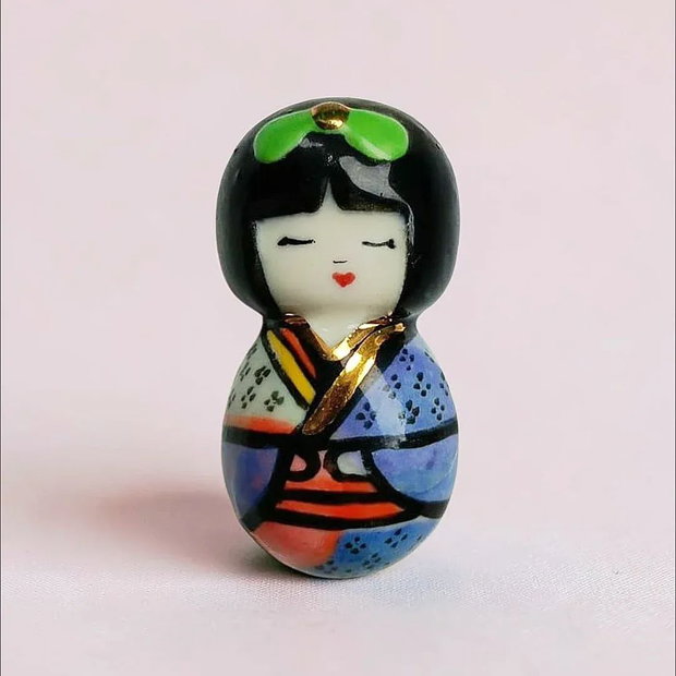 Brosa kokeshi portelan pictat