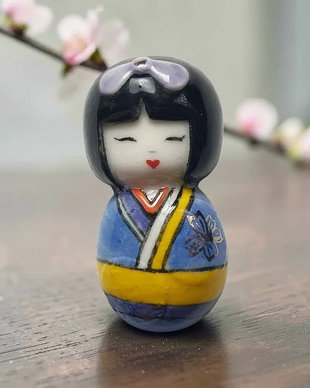 Brosa portelan kokeshi