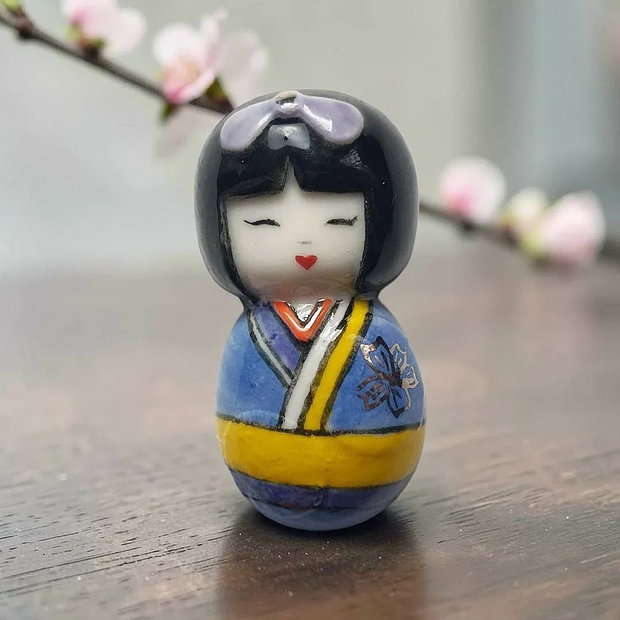 Brosa portelan kokeshi
