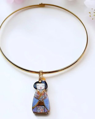 Colier kokeshi pictat pe portelan