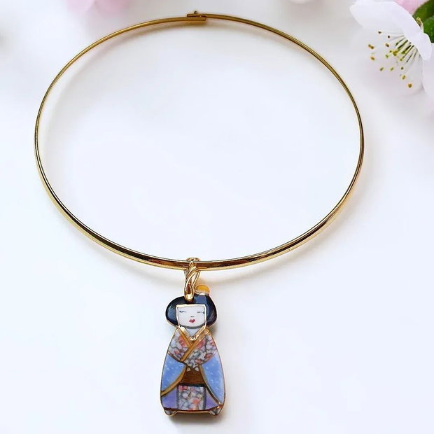 Colier kokeshi pictat pe portelan
