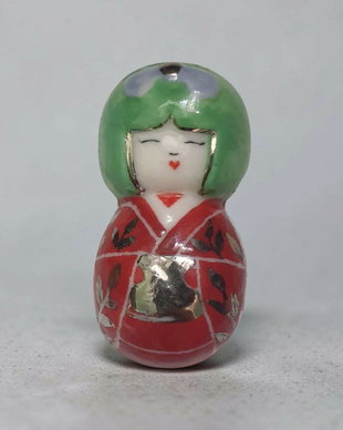 Brosa kokeshi din portelan si platina