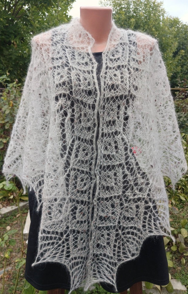 Sal triunghiular crem, tricotat manual din mohair cu matase